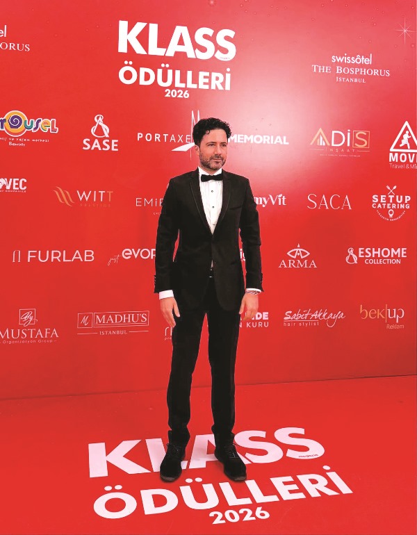 Sibel Çatakl� : Göz Al�c� Tarz�yla K�rm�z� Hal�n�n En Çok Konu�ulan �simleri Aras�nda Yer Ald�